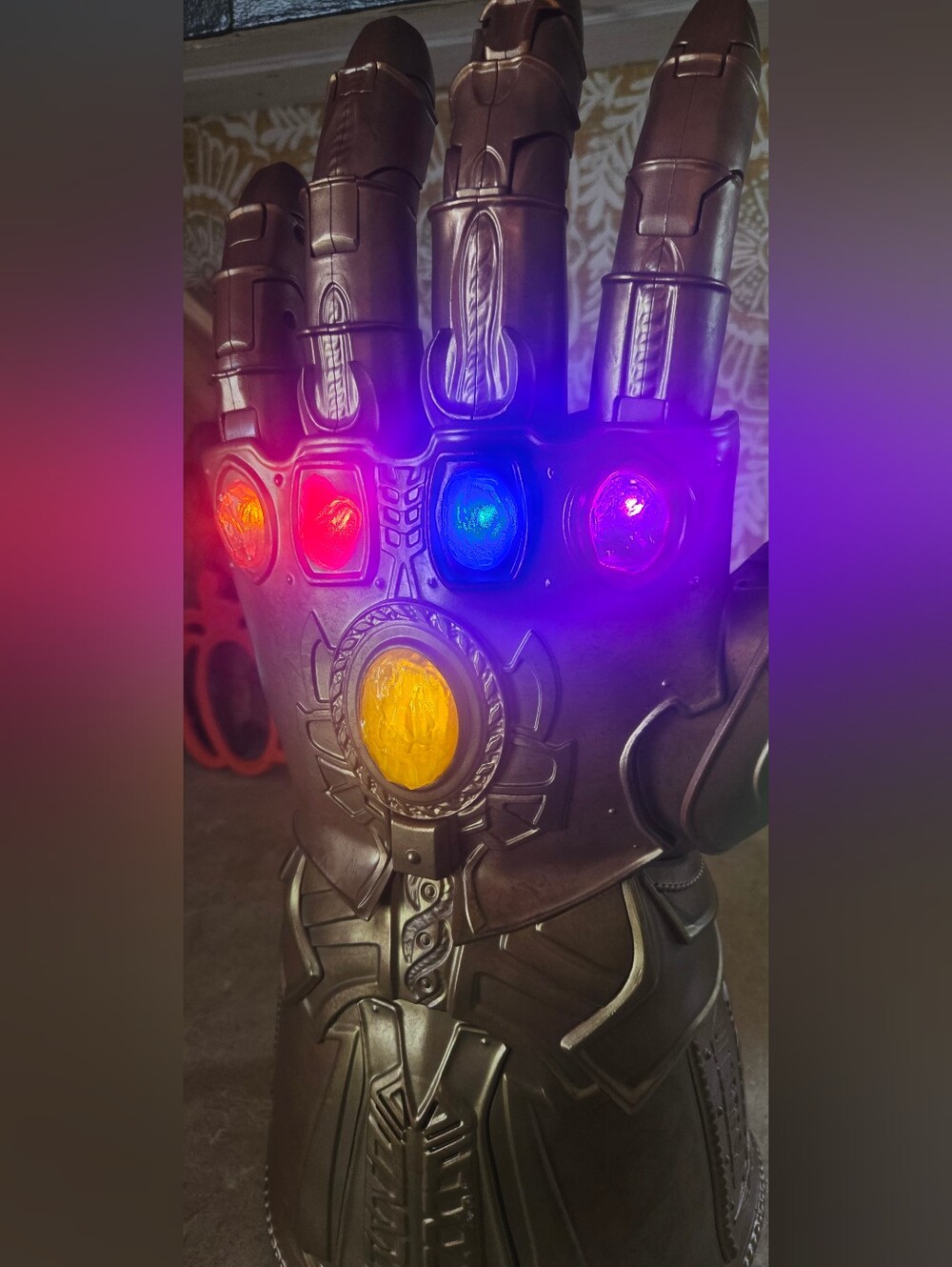 Marvel Legends Series Electronic Infinity Gauntlet — Thanos Light-Up Roleplay